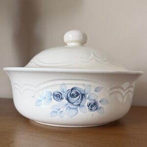 Vintage Pfaltzgraff Covered Casserole Dish in the "Memories" Pattern.